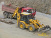 Hloubení kanalizační rýhy rypadlonakladačem JCB 4CX, naložení na Tatru 815 S3 – sklápěč