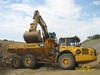 Nakládání kloubového dempru Volvo A30D pásovým rypadlem Caterpillar 330D LN