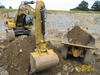 Nakládání kloubového dempru Volvo A30D pásovým rypadlem Caterpillar 330D LN