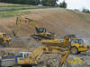 Pásové rypadlo Caterpillar 330D LN a kloubový dempr Volvo A30D firmy Trnovský. V popředí pásové rypadlo Komatsu PC300 firmy Polanský.