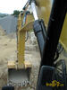 Pohled řidiče pásového rypadla Caterpillar 330D LN