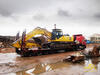 Demoliční pásové rypadlo Komatsu PC340LC na podvalníku
