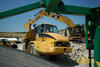 Kloubový dempr Caterpillar 730 nakládaný pásovým rypadlem Caterpillar 325D LN