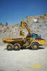 Pásové rypadlo Caterpillar 325D LN nakládá kloubový dempr Caterpillar 730