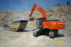 Pásové rypadlo Hitachi Zaxis 280 LC nakládá drticí linku Rubble Master RM 100