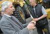 Generální ředitel společnosti Kámen Zbraslav Tomáš Nezbeda převzal klíč od dempru Caterpillar 773F