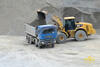 Kolový nakladač Caterpillar 972H nakládá vozidlo MAN