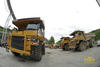 Pevný dempr Caterpillar 773E vedle řady demprů 773B