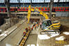 Pásové rypadlo JCB JS 130 podává beton betonářům