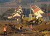 Archeologové, za nimi pásový dozer Caterpillar D8N firmy Dasting