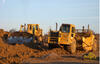 Pásový dozer Caterpillar D8N a skrejpr Caterpillar 627F