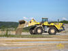 Kolový nakladač Komatsu WA 600 připravuje areál výstavy