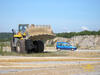 Kolový nakladač Komatsu WA 600 připravuje areál výstavy