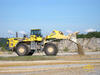 Kolový nakladač Komatsu WA 600 připravuje areál výstavy