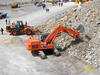 Pásové rypadlo Hitachi Zaxis 470 H, v pozadí kolový nakladač Hitachi ZW 310