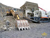 Pásové rypadlo Liebherr R 934 Litronic u čelisťového drtiče Metso LT106, obojí firmy Skanska