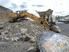 Pásové rypadlo Liebherr R 934 Litronic u čelisťového drtiče Metso LT106, obojí firmy Skanska