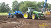 Kolový traktor John Deere 7920 s přípojným grejdrem a laserovou nivelací