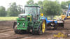 Pásový traktor John Deere 8410T s přípojným grejdrem