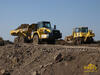 Kloubový dempr Komatsu HM350 vedle dozeru Komatsu D155 AX