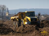 Kloubový dempr Komatsu HM400-1 na pozadí loštického kostela