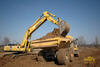 Pásové rypadlo Komatsu PC450 LC-7 nakládá dempr Komatsu HM400-1