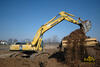 Pásové rypadlo Komatsu PC450 LC-7 nakládá kloubový dempr Komatsu HM400-1