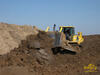 Pásový dozer Komatsu D155 AX-6 upravuje cestu