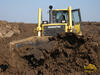 Pásový dozer Komatsu D155 AX-6 upravuje cestu demprům