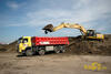 Pásové rypadlo Komatsu PC340 NLC firmy SMO nakládá Volvo FM 440 téže firmy