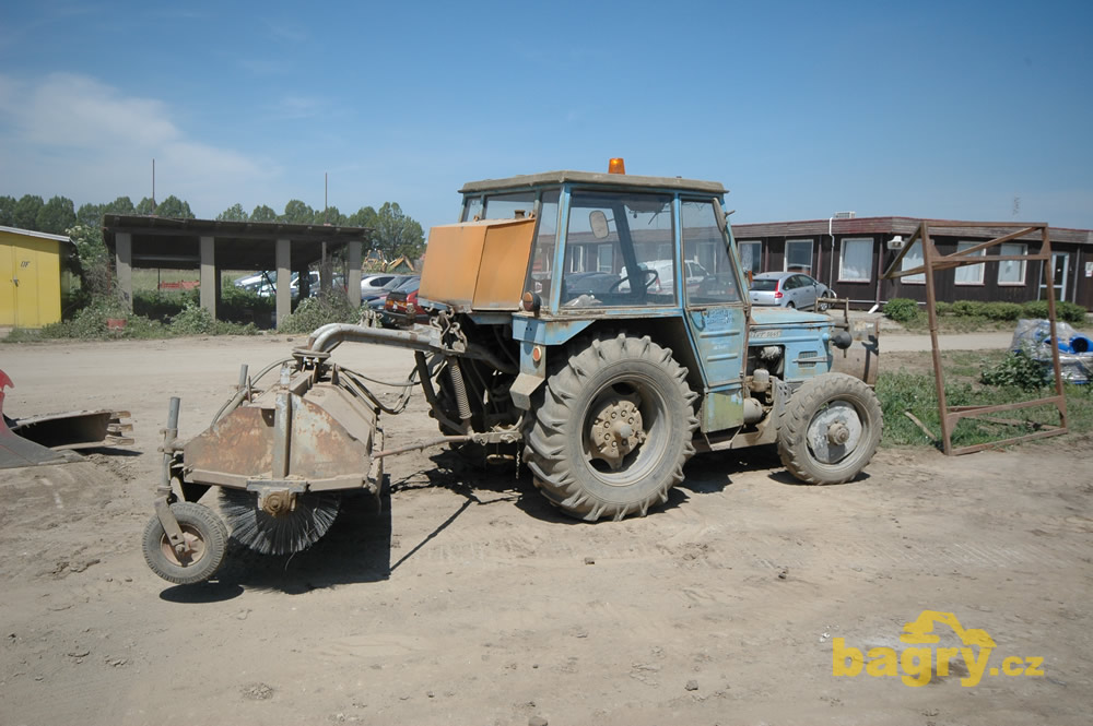 Traktor Zetor 5645 se zametačem bývalé firmy Průmyslové stavby Gottwaldov