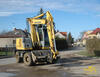 Kolové rypadlo New Holland MH City firmy Ing. Radek Pospíšil projíždí Albrechticemi
