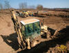 Rypadlonakladač Ford 655 D, v pozadí kolové rypadlo Caterpillar M313C