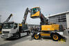 Překládkové rypadlo Volvo EW210C Waste Specification a nákladní vůz Volvo FL 290 s kontejnerem
