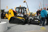 Pásový smykem řízený nakladač JCB 1110T HF se silniční frézou