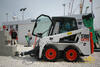Smykem řízený nakladač Bobcat S100 s kladivem HB680