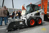 Smykem řízený nakladač Bobcat S130 se zametačem