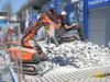 Demoliční robot Husqvarna DXR 250 osazený lžící