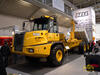 Kloubový dempr Bell B25D Hooklift Truck jako hákový nosič kontejnerů