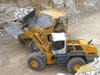 Liebherr L 586 2plus2 nakládá dempr Caterpillar 769D