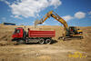 Pásové rypadlo Caterpillar 322C LN firmy Stavby silnic a železnic nakládá T815 firmy Petr Kunc