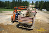 Rypadlonakladač Fiat Kobelco B110 firmy zemní práce Brabec nakládá Tatru T815