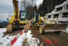 Grejdr Bomag HBM BG 160 TA projíždí kolem Komatsu PC210LC