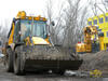 Rypadlonakladač JCB 4CX Sitemaster, v pozadí tunelové rypadlo Liebherr R 924 Compact T