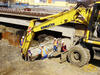 Kolové rypadlo Komatsu PW130 firmy Žvátora podává dělníkům suchý beton