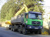 Kolové rypadlo Liebherr 904 nakládá MAN 8x6 S3