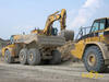 Kloubové dempry Caterpillar 740 čekají na nakládku