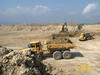 Kloubové dempry Volvo A40 D a Caterpillar 735, v pozadí pásové rypadlo Volvo EC460B LC