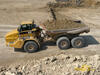 Kloubový dempr Caterpillar 735 pracující pro Vodohospodářské stavby