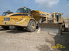 Kloubový dempr Caterpillar 740 vedle pásového dozeru Caterpillar D6R